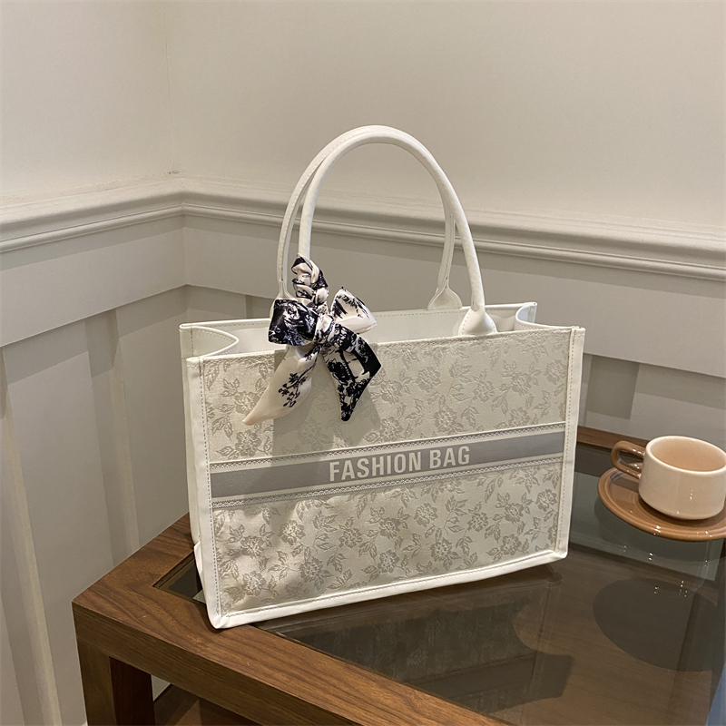 Luxury Bags Supplier - حقيبة يد نسائية فاخرة وأنيقة من
