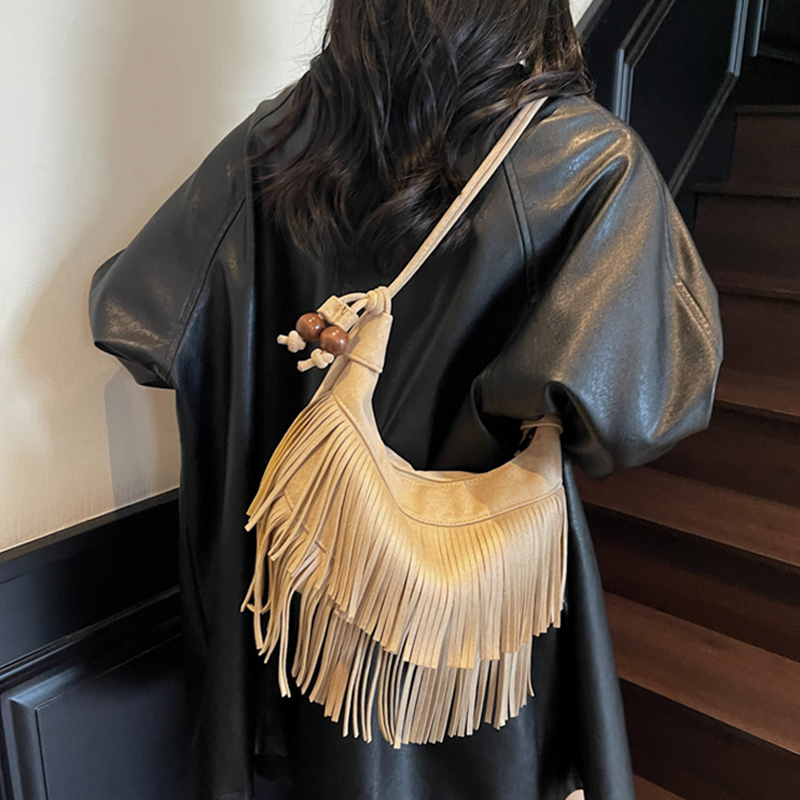 Half Moon Bag Suede - حقيبة كتف واحدة عصرية بشرابة من