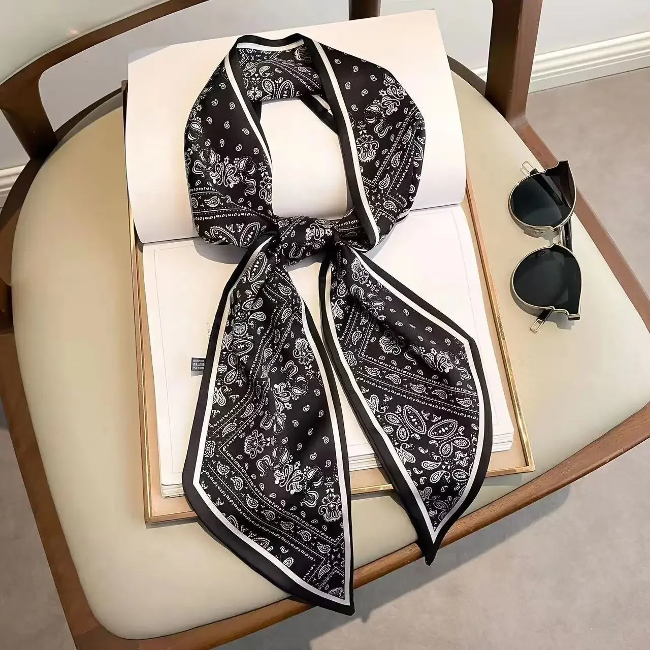 Luxury Bags Store - وشاح نسائي ضيق بتصميم مطبوع بنقشة