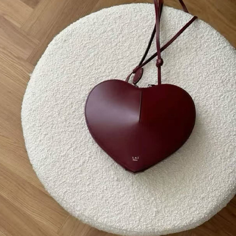 Half Moon Bag Suede - حقيبة نسائية فاخرة بتصميم ثلاثي الأبعاد