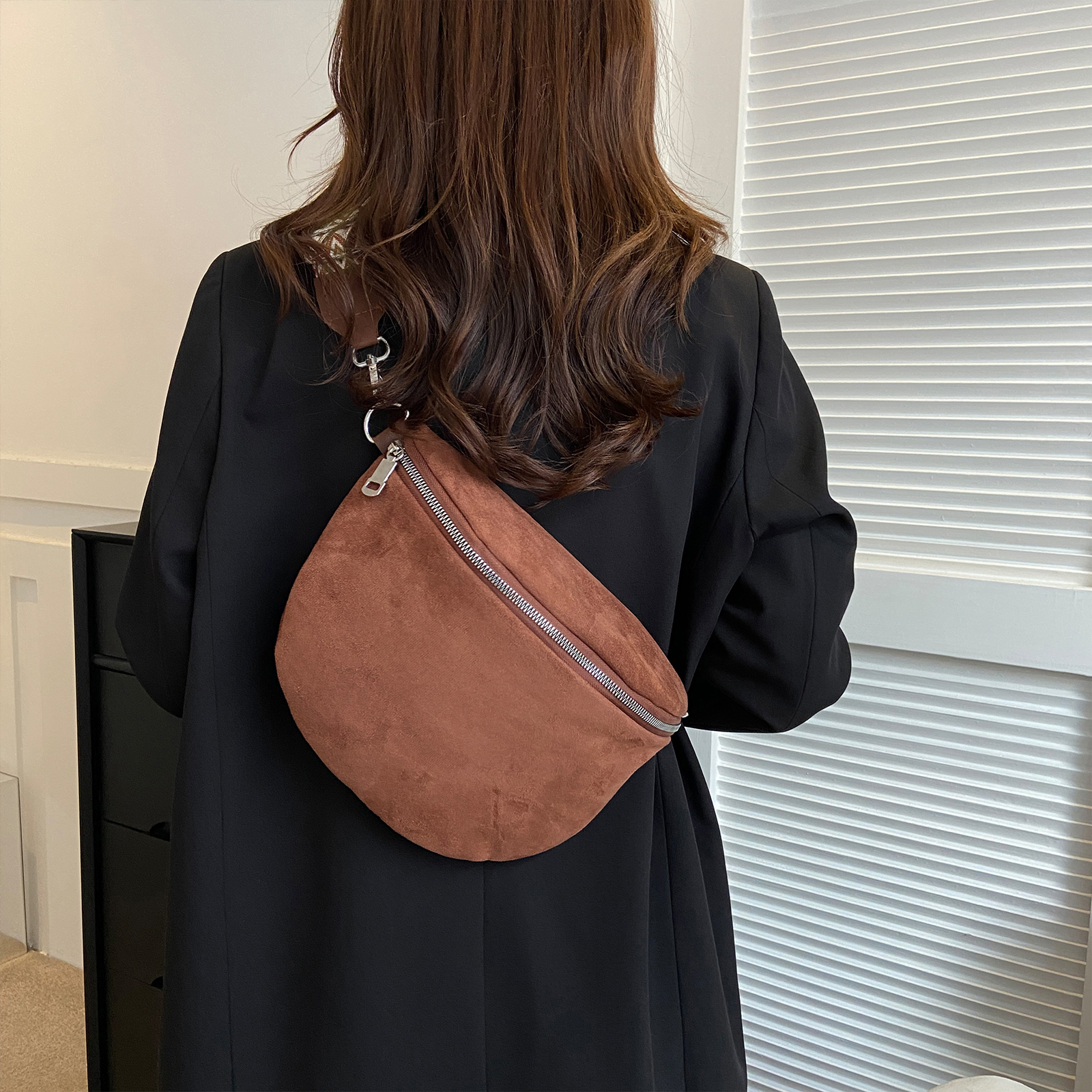 حقيبة كتف متقاطعة مع الجسم من  - مراجعة Half Moon Bag Suede وسعره