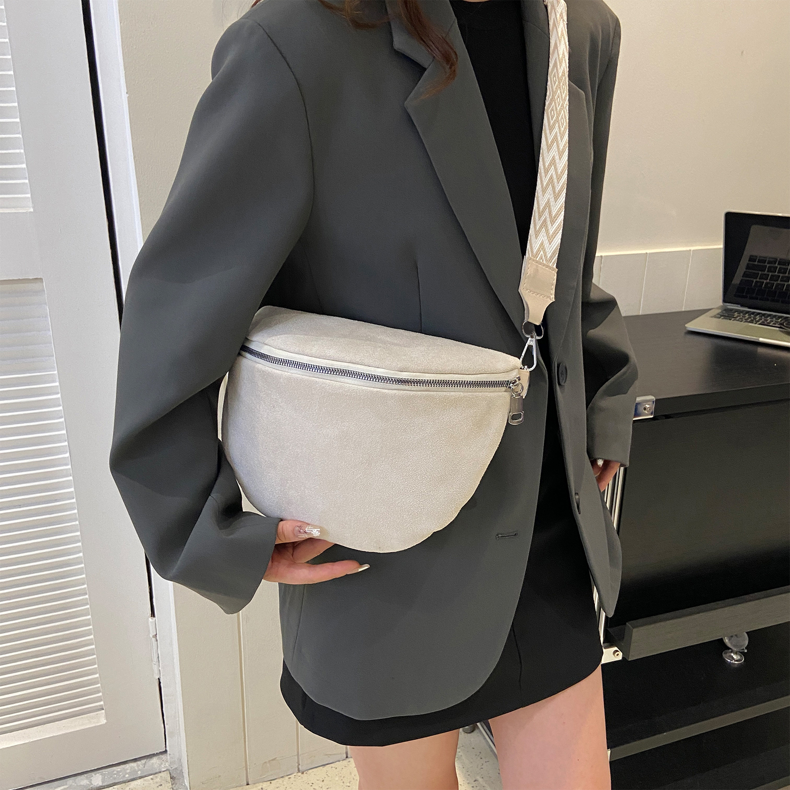 حقيبة كتف متقاطعة مع الجسم من  - مراجعة Half Moon Bag Suede وسعره