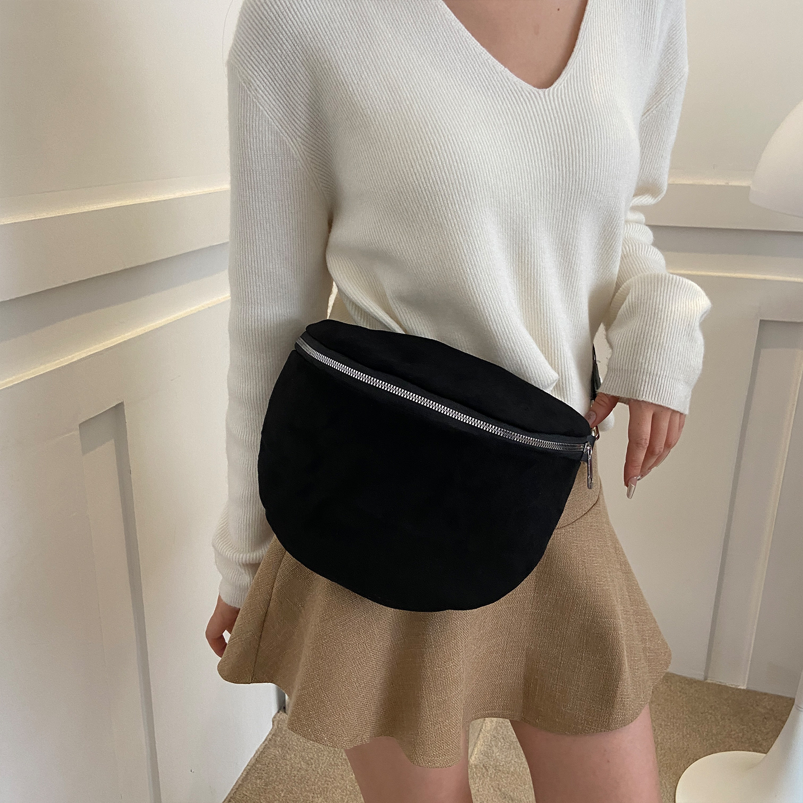 حقيبة كتف متقاطعة مع الجسم من  - مراجعة Half Moon Bag Suede وسعره