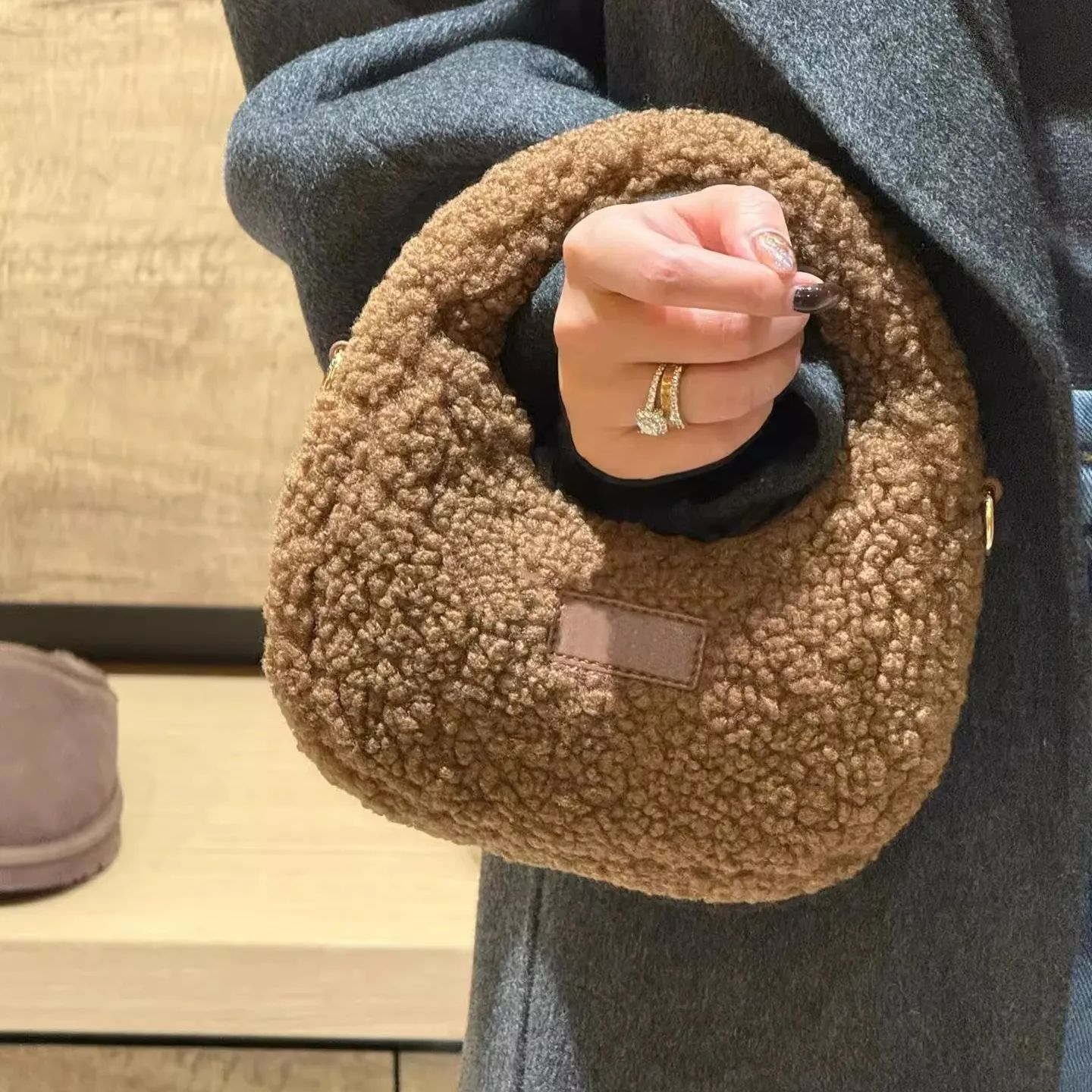 نصف القمر تصميم صوف الضأن حقيب - مراجعة Half Moon Bag Suede وسعره