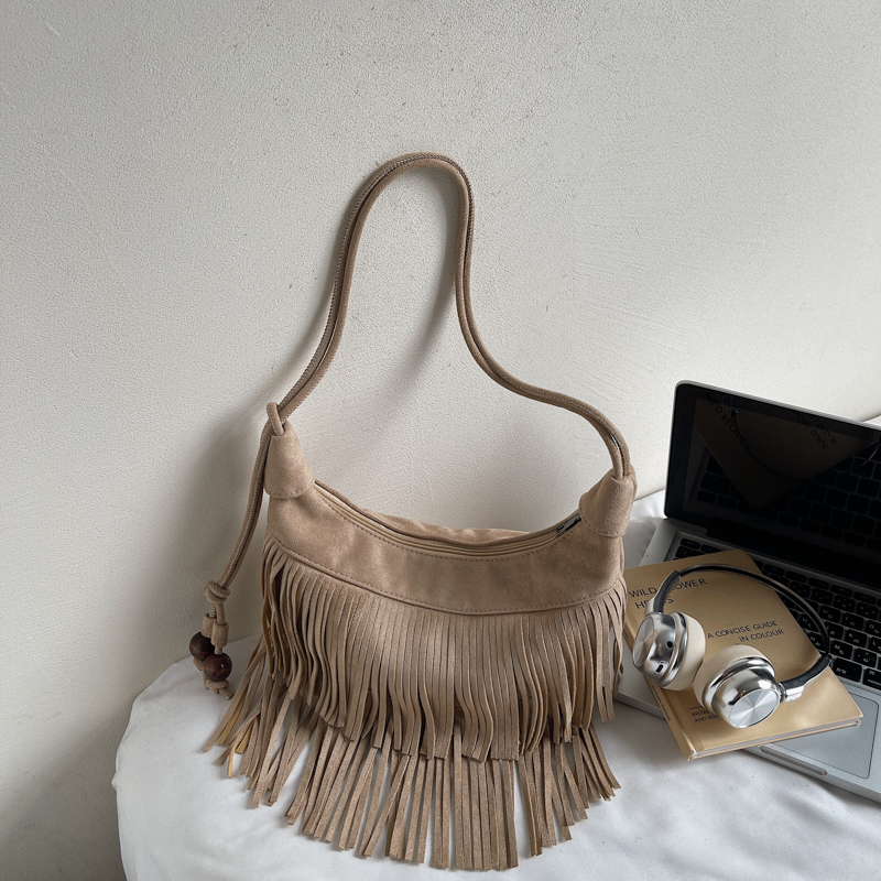 حقيبة كتف واحدة عصرية بشرابة م - مراجعة Half Moon Bag Suede وسعره