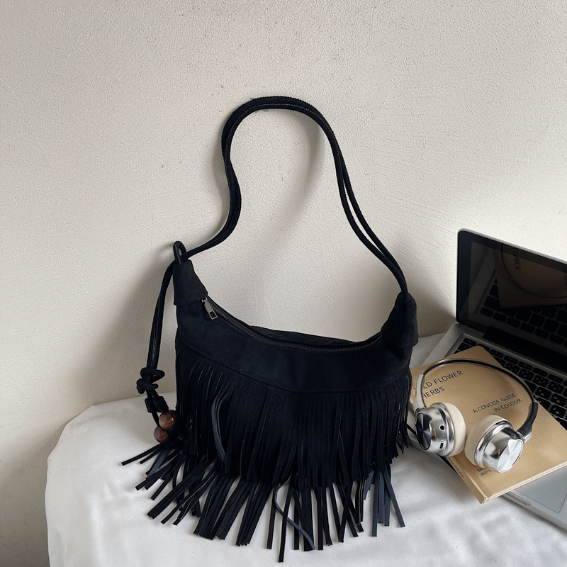 حقيبة كتف واحدة عصرية بشرابة م - مراجعة Half Moon Bag Suede وسعره