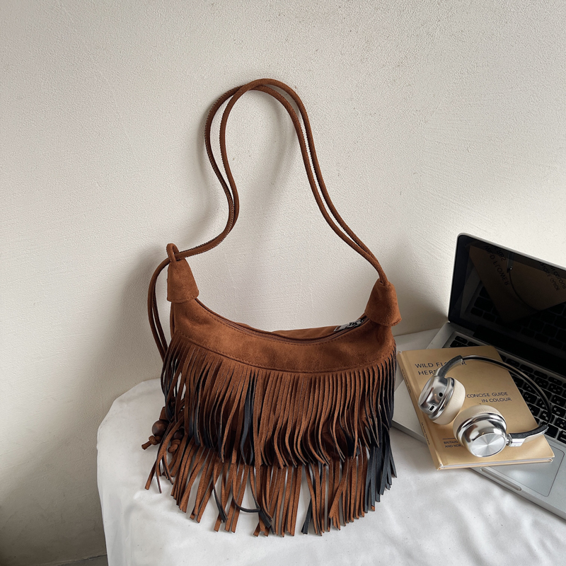 حقيبة كتف واحدة عصرية بشرابة م - مراجعة Half Moon Bag Suede وسعره