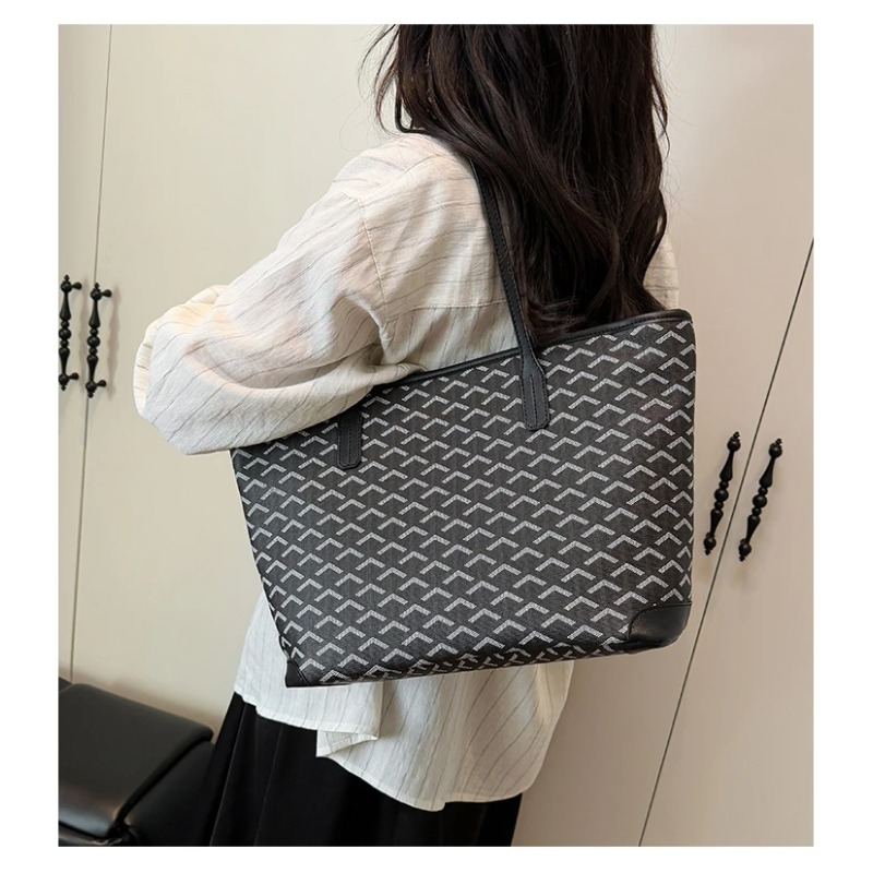 حقيبة حفاضات كلاسيكية بتصميم ب - مراجعة Luxury Bags Paris وسعره