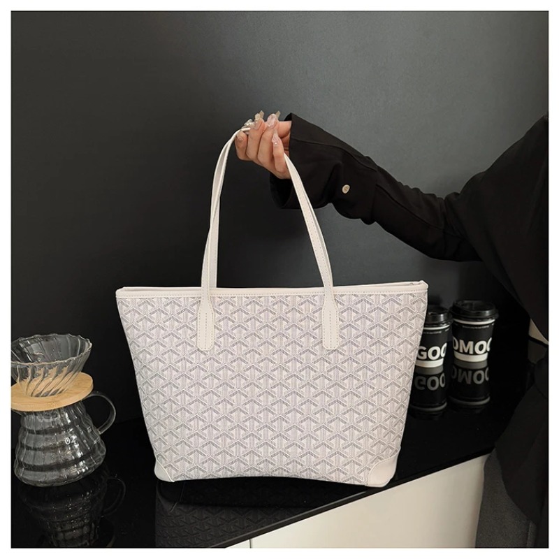 حقيبة حفاضات كلاسيكية بتصميم ب - مراجعة Luxury Bags Paris وسعره