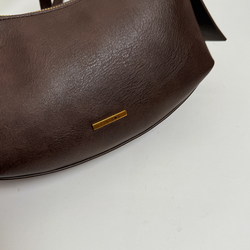 حقائب كروس بودي نصف قمرية من M - مراجعة Half Moon Bag Suede وسعره