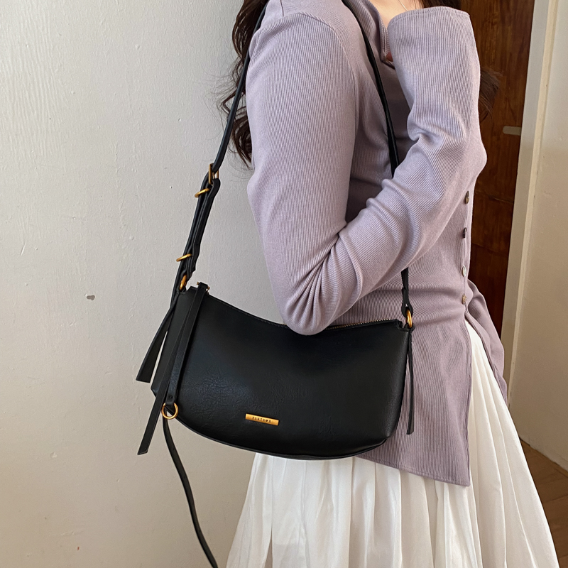 حقائب كروس بودي نصف قمرية من M - مراجعة Half Moon Bag Suede وسعره
