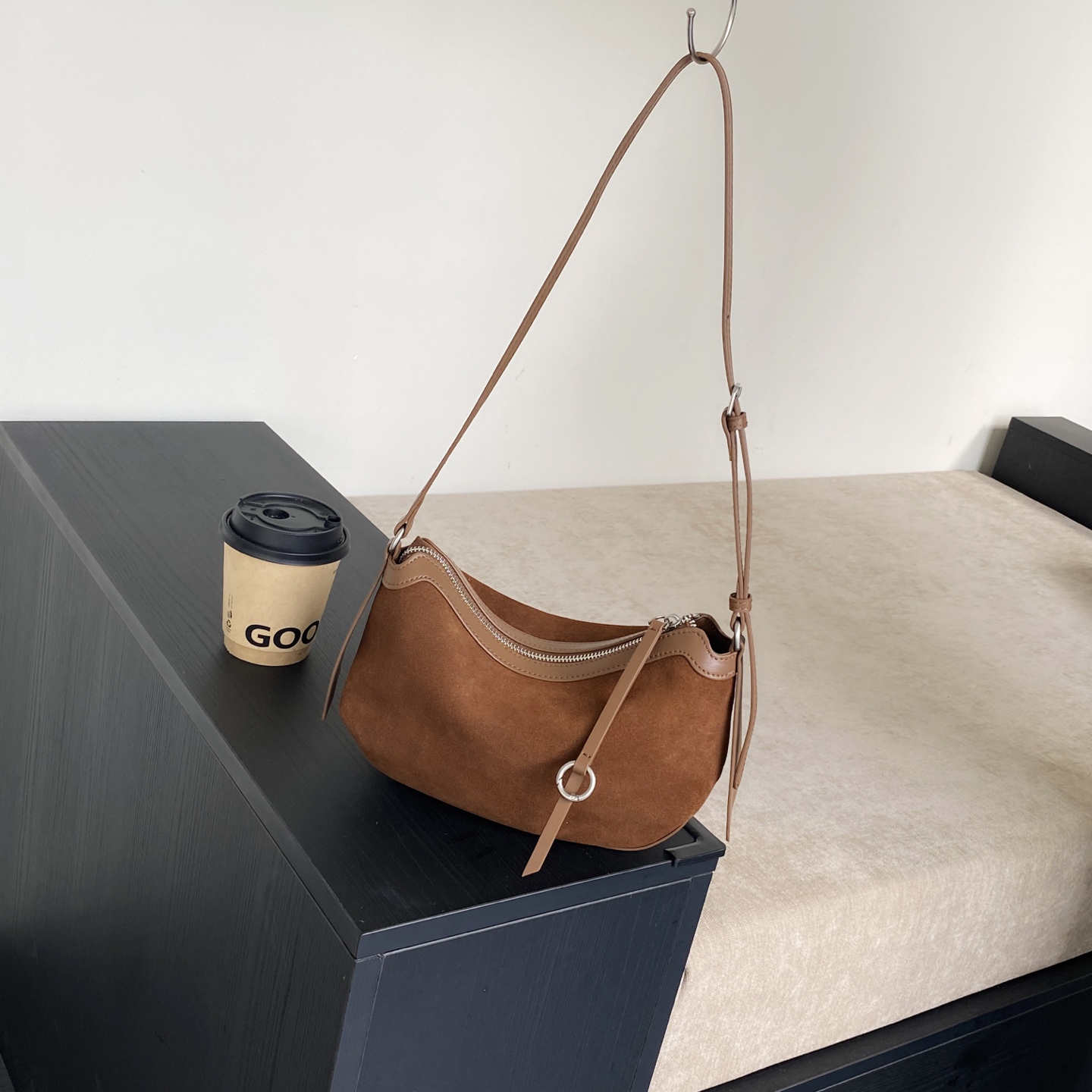 حقيبة هوبو نسائية من الجلد الط - مراجعة Half Moon Bag Suede وسعره