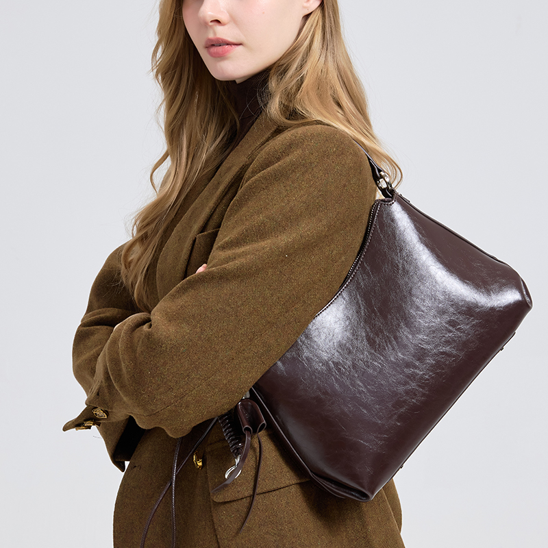 حقيبة يد نسائية من الجلد الطبي - مراجعة Half Moon Bag Suede وسعره