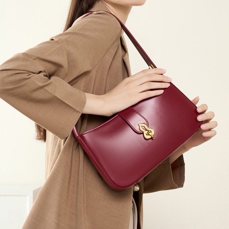 حقيبة ياناتاري الفاخرة المصممة - مراجعة Half Moon Bag Suede وسعره