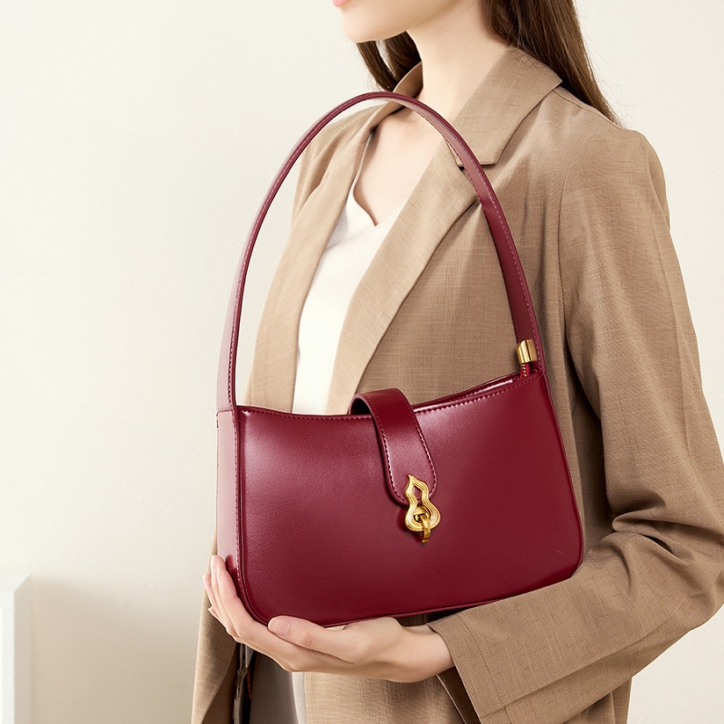 حقيبة ياناتاري الفاخرة المصممة - مراجعة Half Moon Bag Suede وسعره
