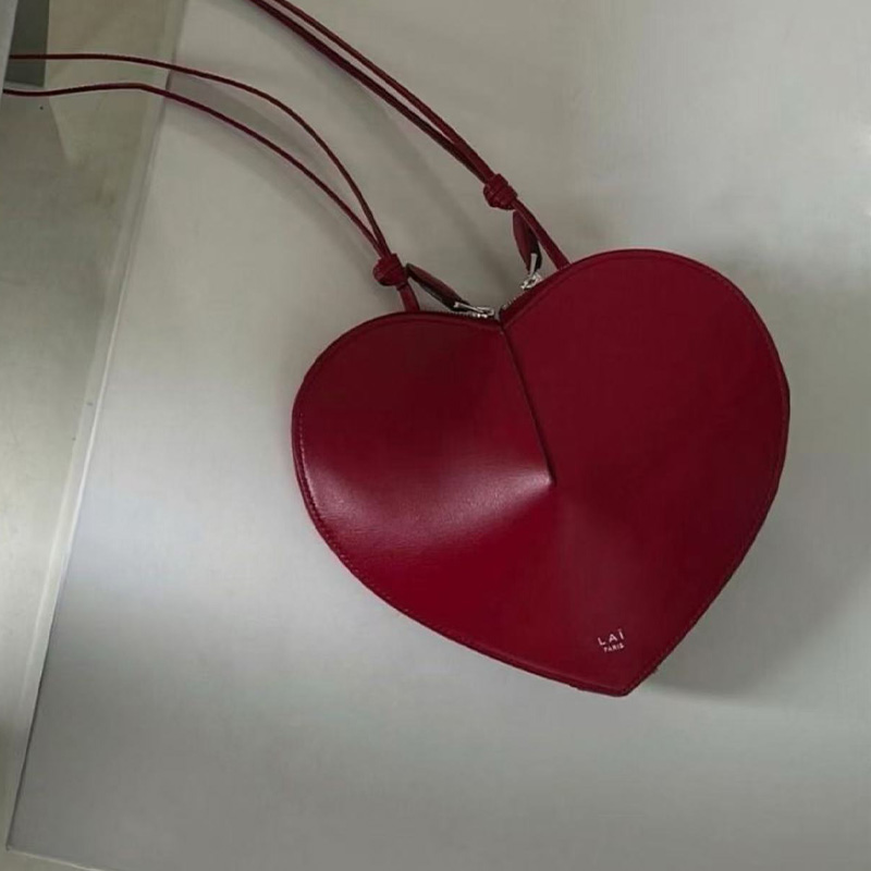 حقيبة نسائية فاخرة بتصميم ثلاث - مراجعة Half Moon Bag Suede وسعره