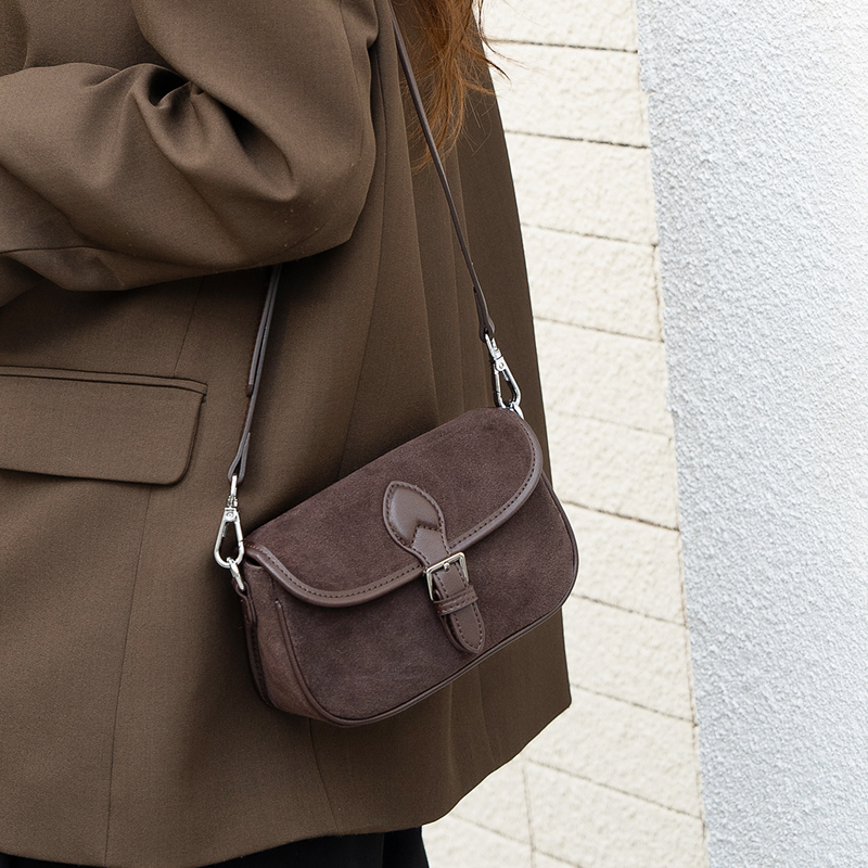حقيبة صغيرة من جلد الغزال الطب - مراجعة Half Moon Bag Suede وسعره