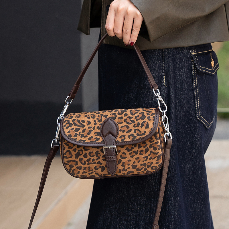 حقيبة صغيرة من جلد الغزال الطب - مراجعة Half Moon Bag Suede وسعره