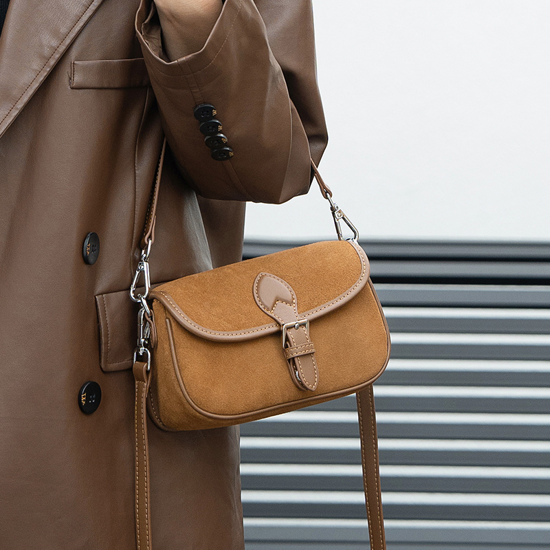 حقيبة صغيرة من جلد الغزال الطب - مراجعة Half Moon Bag Suede وسعره